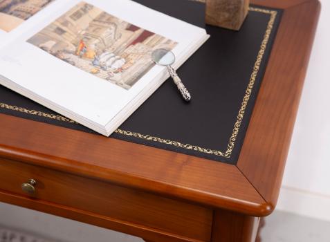 Bureau Louis Philippe 1/2 ministre en merisier massif Un seul exemplaire disponible ! Ne laissez pas passer cette opportunité.