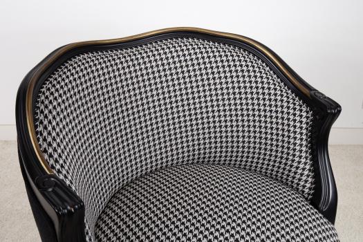 Fauteuil Cabriolet de style Louis XV réalisé en Merisier Massif Laqué noir et or légèrement patiné