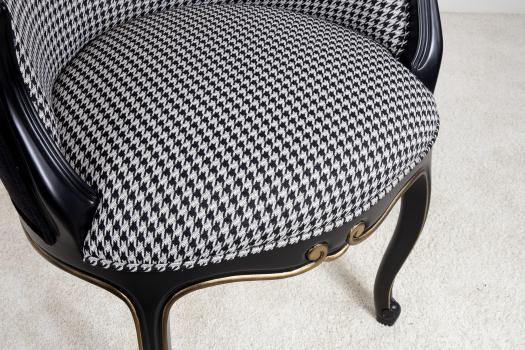 Fauteuil Cabriolet de style Louis XV réalisé en Merisier Massif Laqué noir et or légèrement patiné