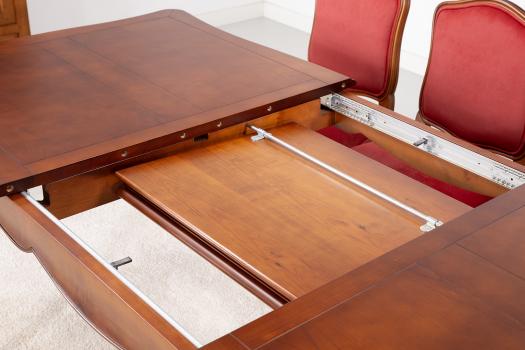 Table rectangulaire 170x100 Mila et ses 4 Chaises habillées d'un tissu Bordeaux réalisées en merisier de style Louis Philippe 1 allonge de 60 cm