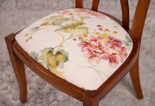 Chaise Lilas réalisée en Merisier Massif de style Louis Philippe Assise recouverte d'un tissu FSM  Maryle 08