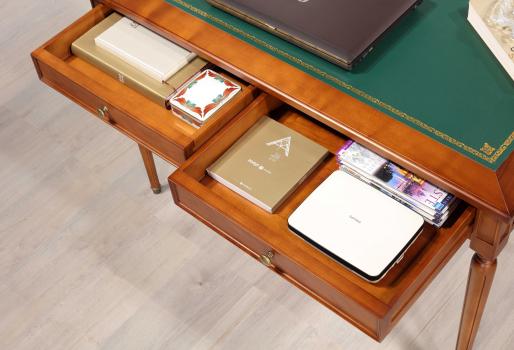 Table à écrire Romy réalisée en merisier de style Louis XVI, Surface d'écriture recouverte d'une moleskine verte.