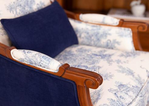 Fauteuil de style Louis XVI réalisé en Merisier massif  Toile jouy