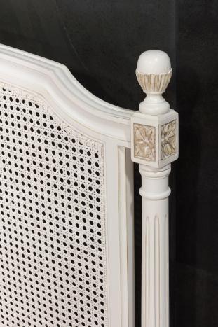 Lit victoire réalisée en merisier de style Louis XVI pour literie 160*200 Finition Ivoire n°2 patiné SEULEMENT 1 DISPONIBLE