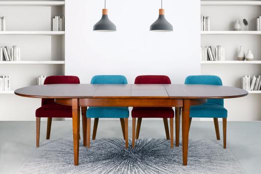 Table ovale 180x100 réalisée en Merisier de style Campagne, 4 pieds fuseaux SEULEMENT 1 DISPONIBLE