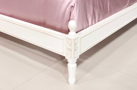 Lit victoire réalisée en merisier de style Louis XVI pour literie 180*200 Ivoire patiné SEULEMENT 1 DISPONIBLE