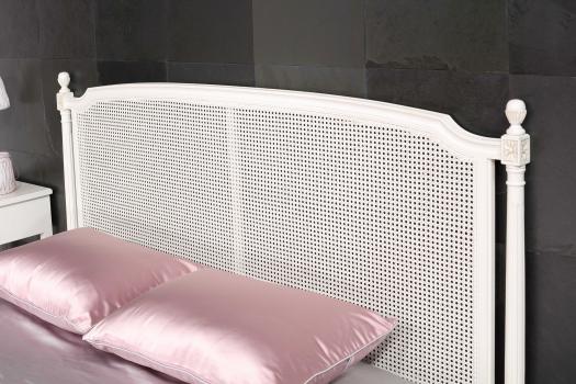 Lit victoire réalisée en merisier de style Louis XVI pour literie 180*200 Ivoire patiné SEULEMENT 1 DISPONIBLE