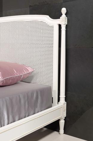 Lit victoire réalisée en merisier de style Louis XVI pour literie 180*200 Ivoire patiné SEULEMENT 1 DISPONIBLE