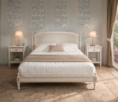 Lit victoire réalisée en merisier de style Louis XVI pour literie 180*200 Ivoire patiné SEULEMENT 1 DISPONIBLE'