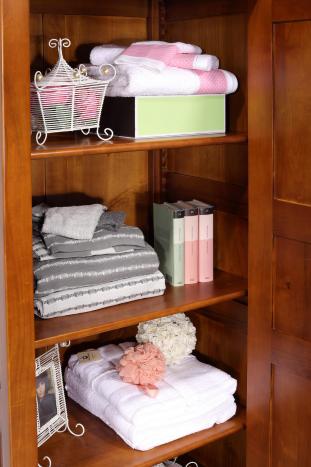 Armoire ou Bonnetière 1 porte Sarah réalisée en merisier massif de style Louis Philippe 