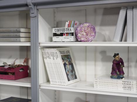 Bibliothèque 2 corps 4 portes Anne-Sophie, réalisée en Merisier Massif de style Directoire AVEC ECHELLE Finition Gris souris et IVOIRE