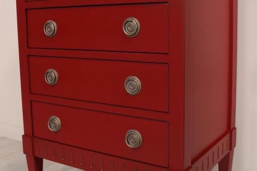 Commode 5 tiroirs Judith réalisée en merisier de style Directoire Finition rouge patiné