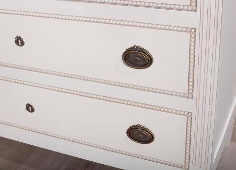 Commode 5 tiroirs Victoria de style Louis XVI réalisée en merisier Patiné Ivoire 