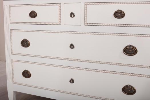 Commode 5 tiroirs Victoria de style Louis XVI réalisée en merisier Patiné Ivoire 