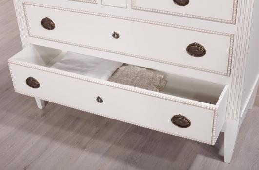 Commode 5 tiroirs Victoria de style Louis XVI réalisée en merisier Patiné Ivoire 