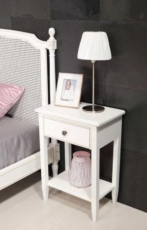 Table de nuit Victoire de style Louis XVI réalisé en Merisier Finition Laqué Ivoire n°2 légèrement patiné