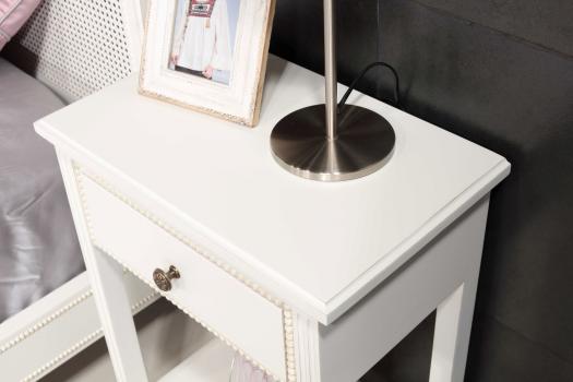 Table de nuit Victoire de style Louis XVI réalisé en Merisier Finition Laqué Ivoire n°2 légèrement patiné