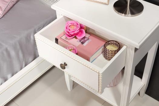 Table de nuit Victoire de style Louis XVI réalisé en Merisier Finition Laqué Ivoire n°2 légèrement patiné