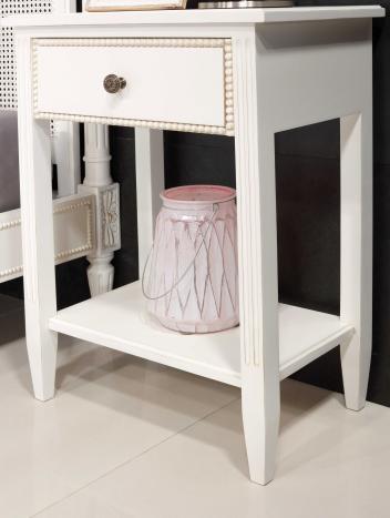 Table de nuit Victoire de style Louis XVI réalisé en Merisier Finition Laqué Ivoire n°2 légèrement patiné