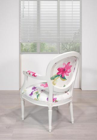 Bergère de style Louis XVI réalisée en Merisier Massif Laqué Ivoire Patiné