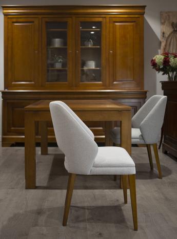 Chaise Nina, assise et dos capitonnés, pieds en Merisier massif de ligne Contemporaine