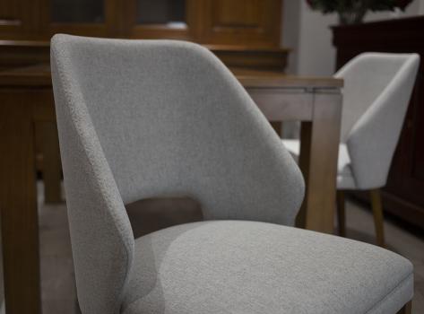 Chaise Nina, assise et dos capitonnés, pieds en Merisier massif de ligne Contemporaine