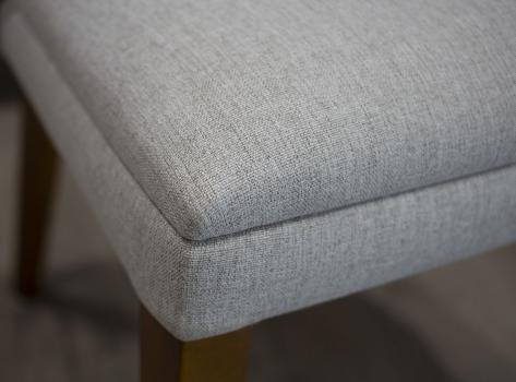 Chaise Nina, assise et dos capitonnés, pieds en Merisier massif de ligne Contemporaine