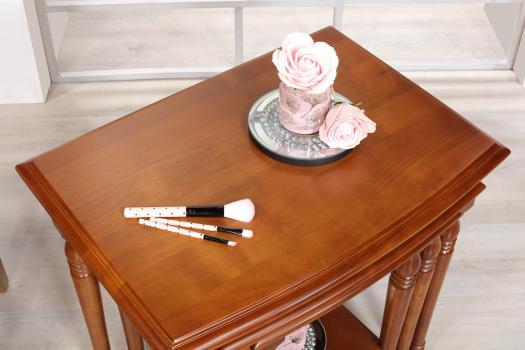 Table Gigognes réalisées en merisier de style Louis Philippe Fin de collection Seulement 1 jeu disponible