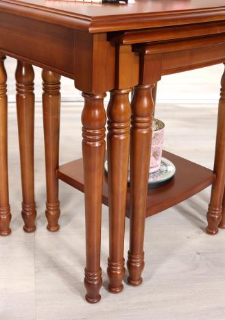 Table Gigognes réalisées en merisier de style Louis Philippe Fin de collection Seulement 1 jeu disponible