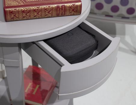 Guéridon rond Clarisse de style Directoire réalisée en merisier massif Finition Gris usé et  Patiné SEULEMENT 1 DISPONIBLE