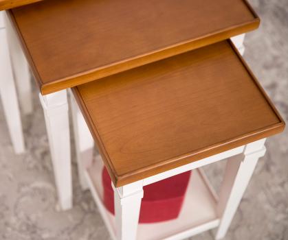 Table Gigognes en Merisier de style Louis Philippe Pieds fuseaux Finition Bicolor