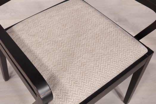 Chaise de séjour avec accoudoir en merisier Laqué noir (il est possible de choisir le tissu)