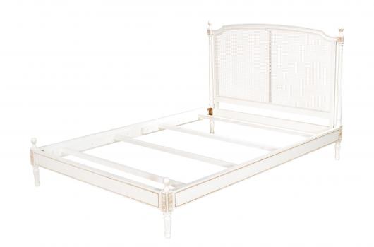 Lit victoire réalisée en merisier de style Louis XVI pour literie 140*190 Finition Ivoire n°2 patiné