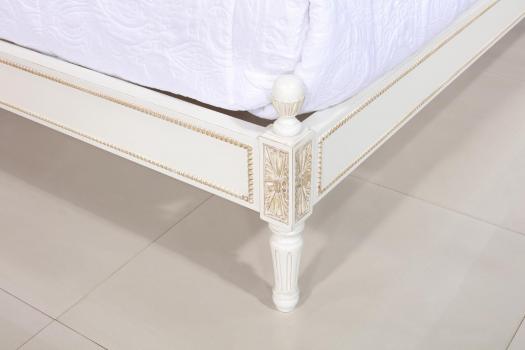 Lit victoire réalisée en merisier de style Louis XVI pour literie 140*190 Finition Ivoire n°2 patiné