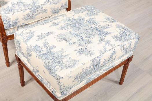 Fauteuil de style Louis XVI réalisé en Merisier massif  avec repose jambes