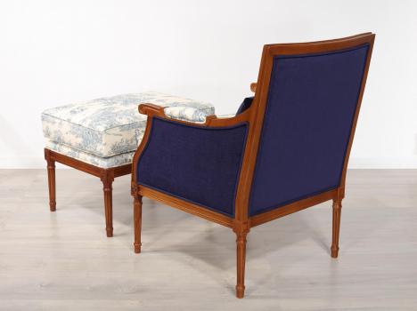 Fauteuil de style Louis XVI réalisé en Merisier massif  avec repose jambes