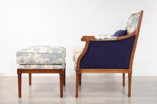 Fauteuil de style Louis XVI réalisé en Merisier massif  avec repose jambes